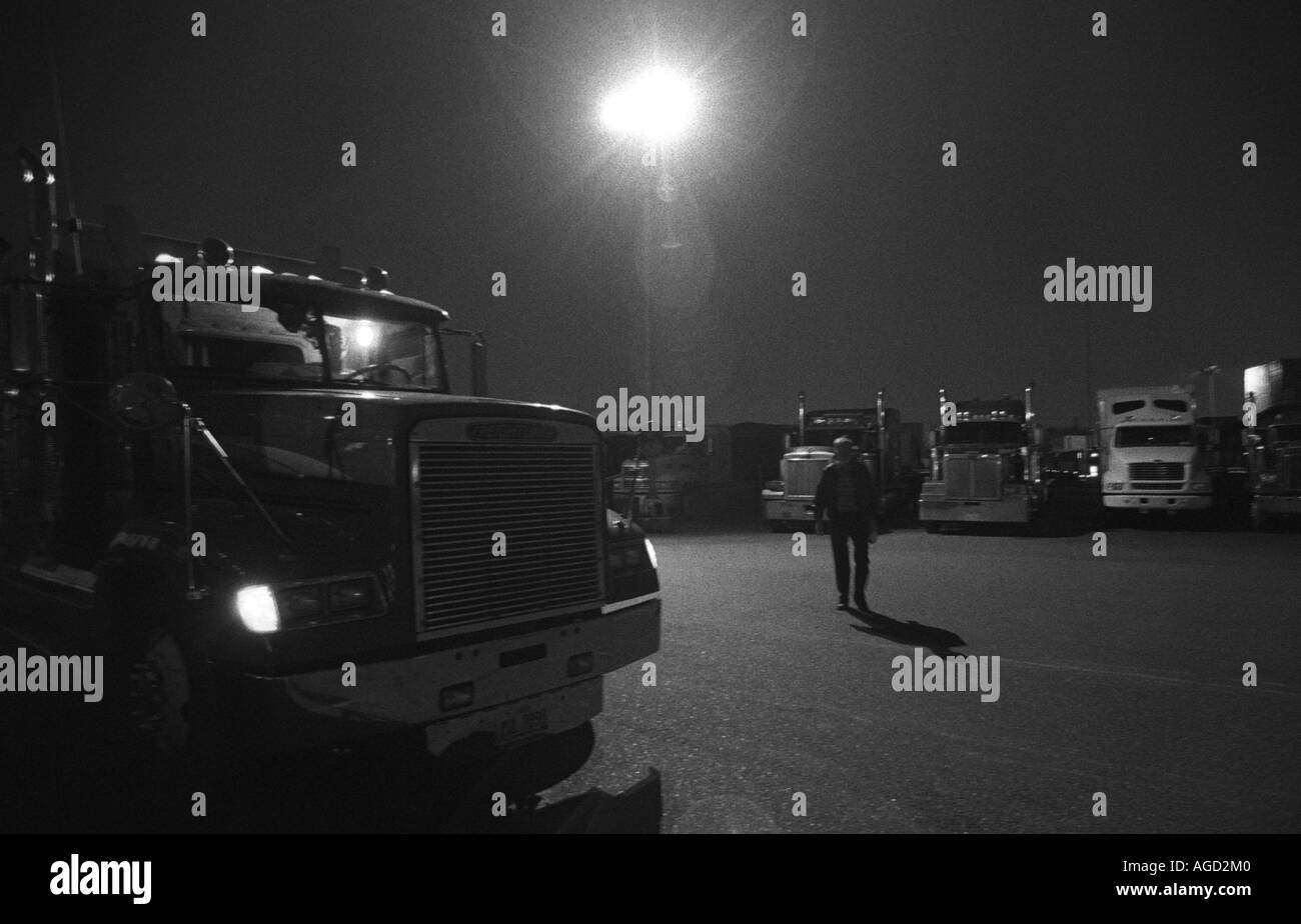 Dearborn Michigan Kutscher LKW-Fahrer an einem Truck Stop in einem belebten Industriegebiet in der Nähe von Detroit Stockfoto