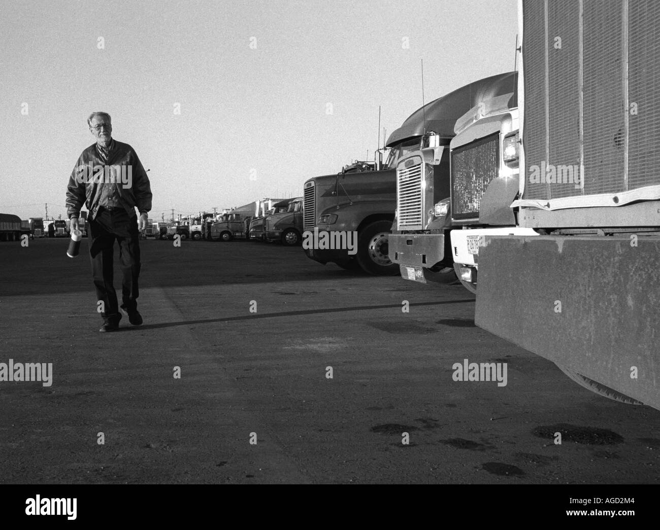 Dearborn Michigan Kutscher LKW-Fahrer an einem Truck Stop in einem belebten Industriegebiet in der Nähe von Detroit Stockfoto