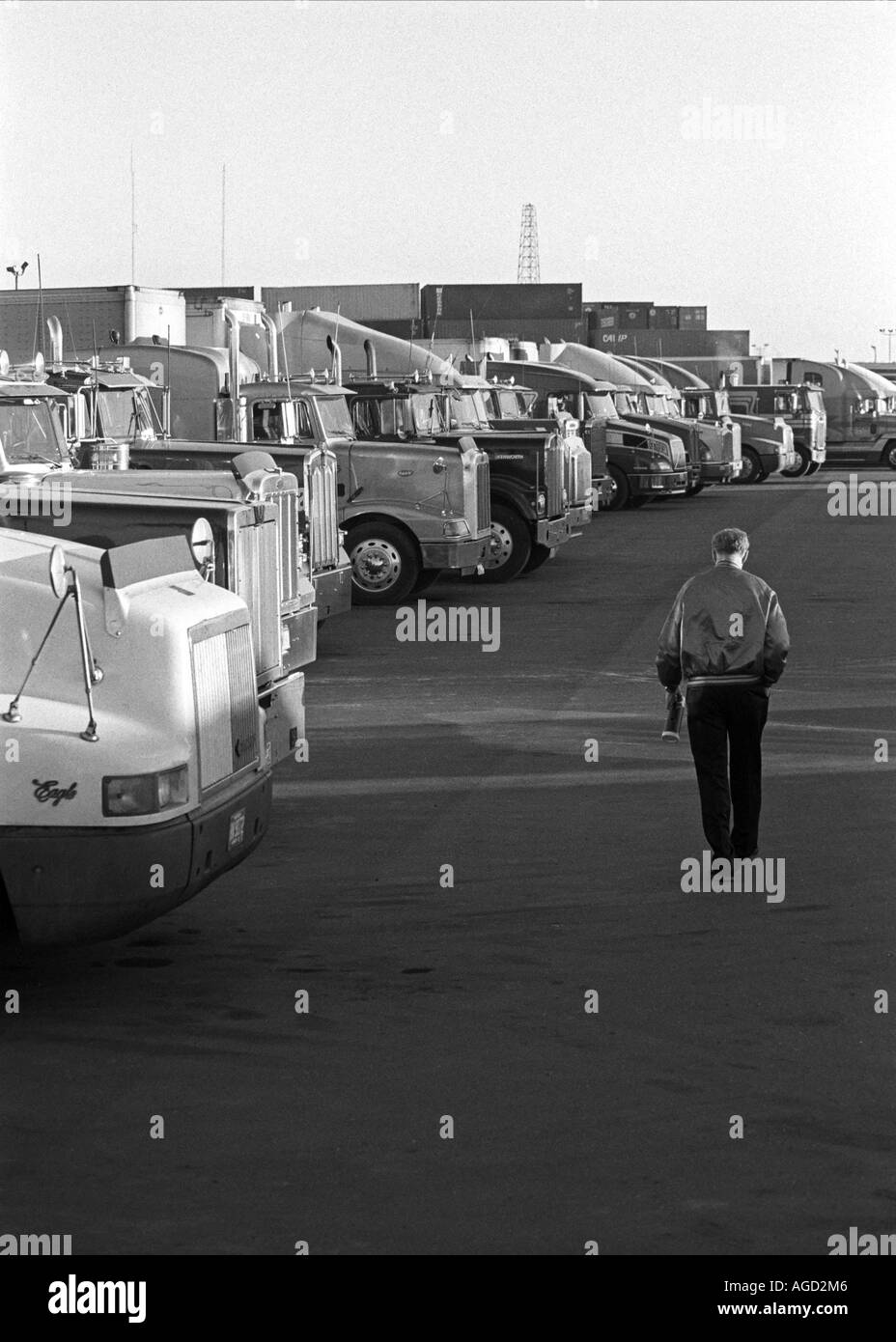 Dearborn Michigan Kutscher LKW-Fahrer an einem Truck Stop in einem belebten Industriegebiet in der Nähe von Detroit Stockfoto