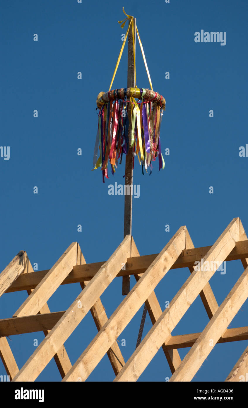 Fachwerk, verziert mit Krone Kranz für Richtfest auf neu gebautes Haus in North Rhine-Westphalia, Germany Stockfoto