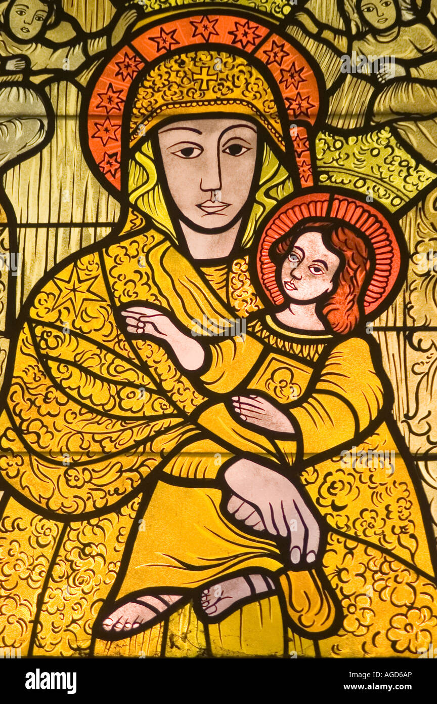 Jungfrau und Kind Jesus Glasmalerei-Fenster in der St. Joseph Kirche in Reszel Rossel Ermland, Polen Stockfoto