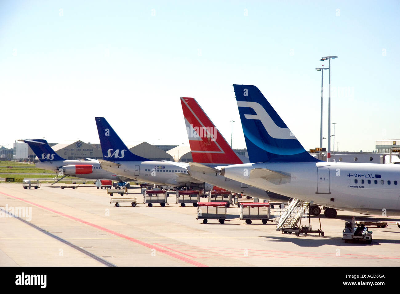 Flugzeuge parken am Schiphol International Airport in Amsterdam, Niederlande. Stockfoto