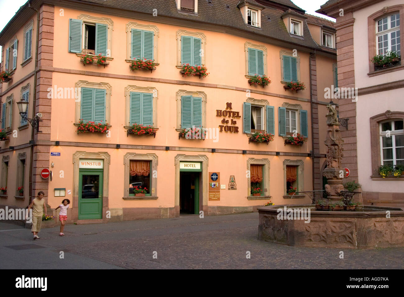 Hotel De La Tour in das Dorf von Ribeauvillé, Ostfrankreich. Stockfoto