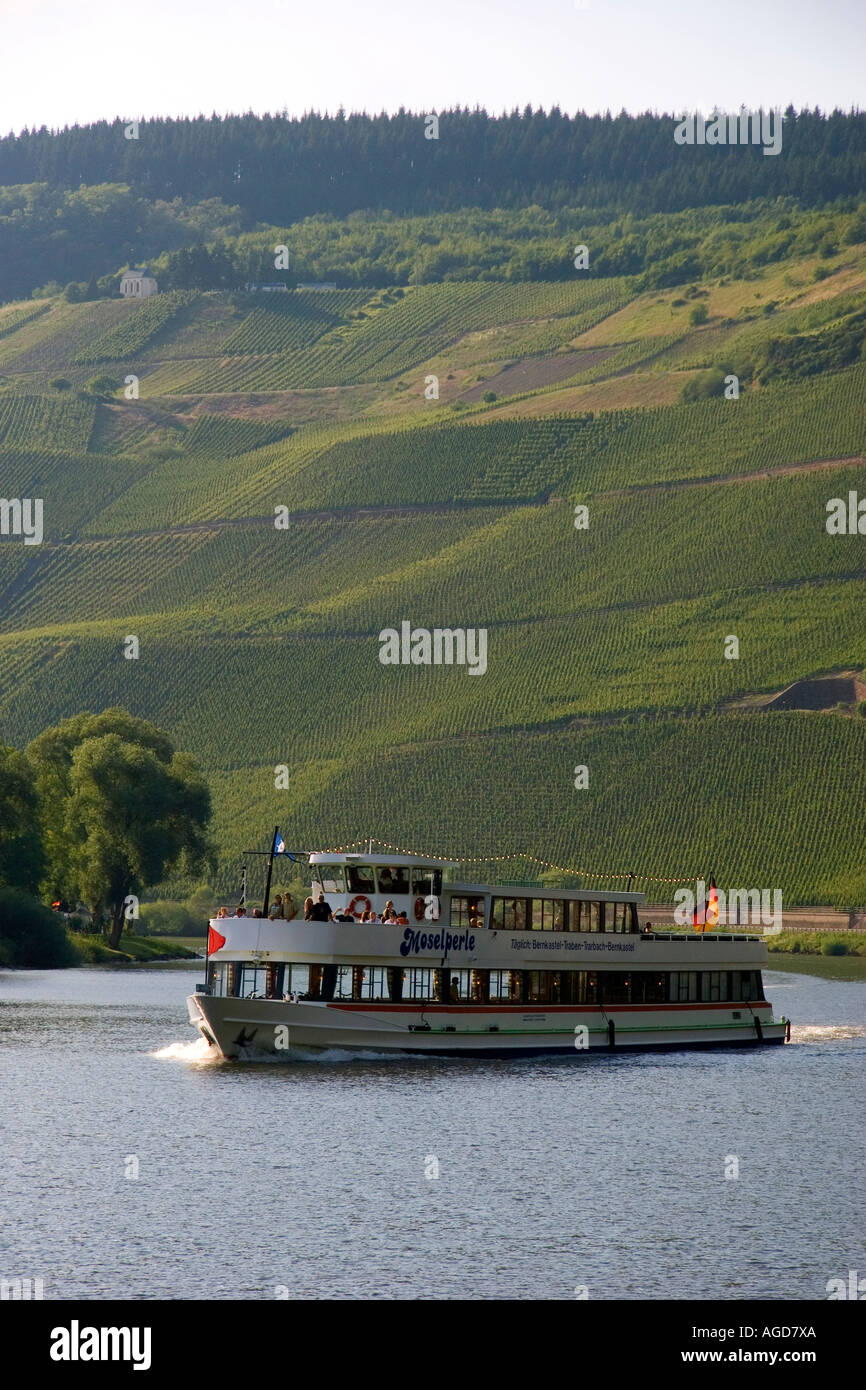 Ausflugsschiff an der Mosel im Nordwesten Deutschlands mit Weinberge am Hang. Stockfoto