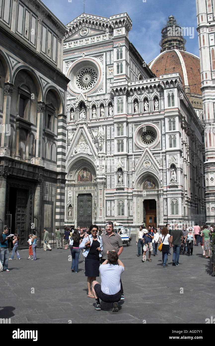 Eine Ebene Straßenansicht von der Dom und die Fassade der Kirche Santa Maria Fiore in Florenz, Italien. Stockfoto