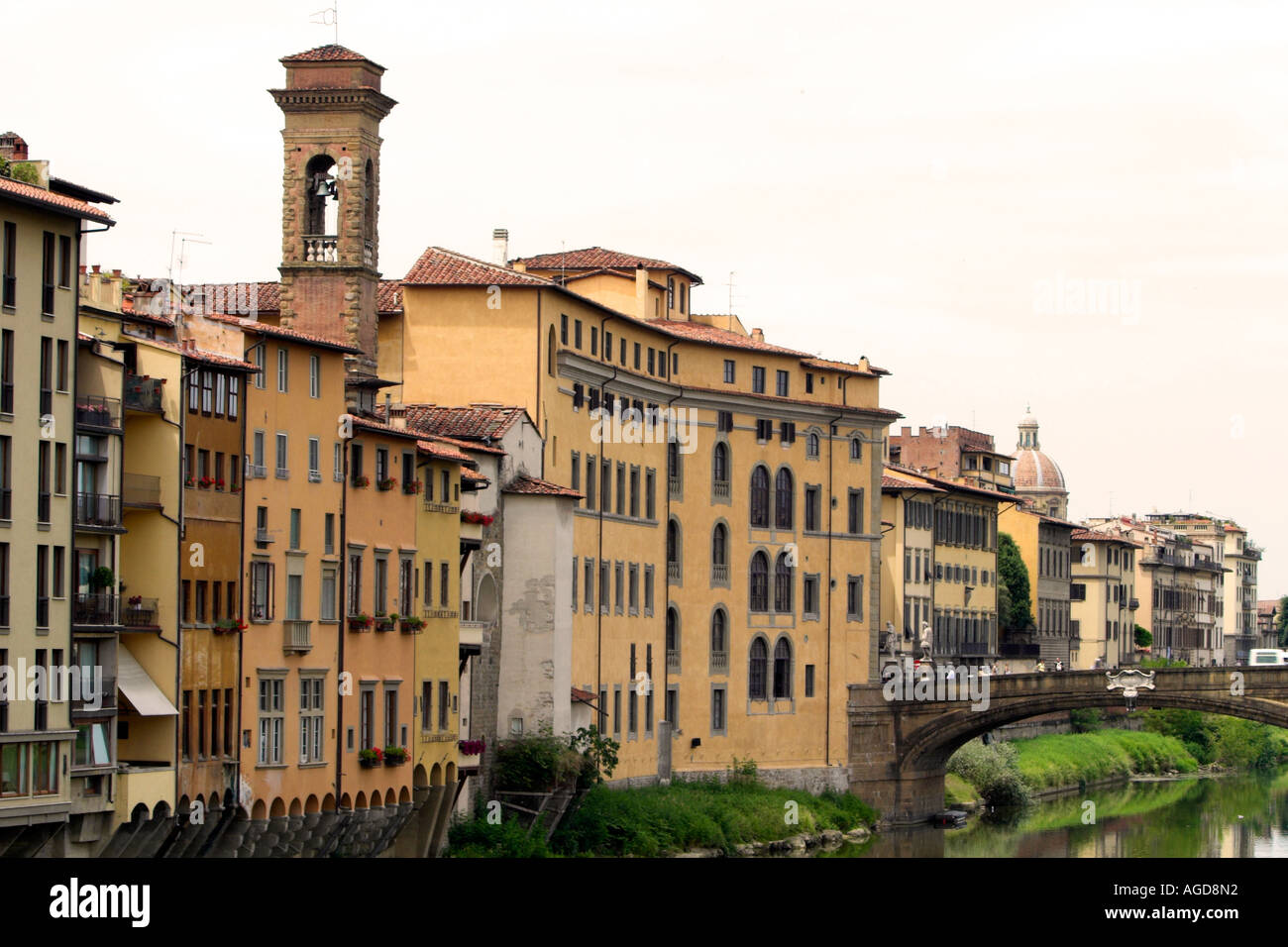 Süd-Ufer des Arno bekannt als Oltrarno über den Fluss mit der Kuppel von Santo Spirito im Hintergrund Stockfoto