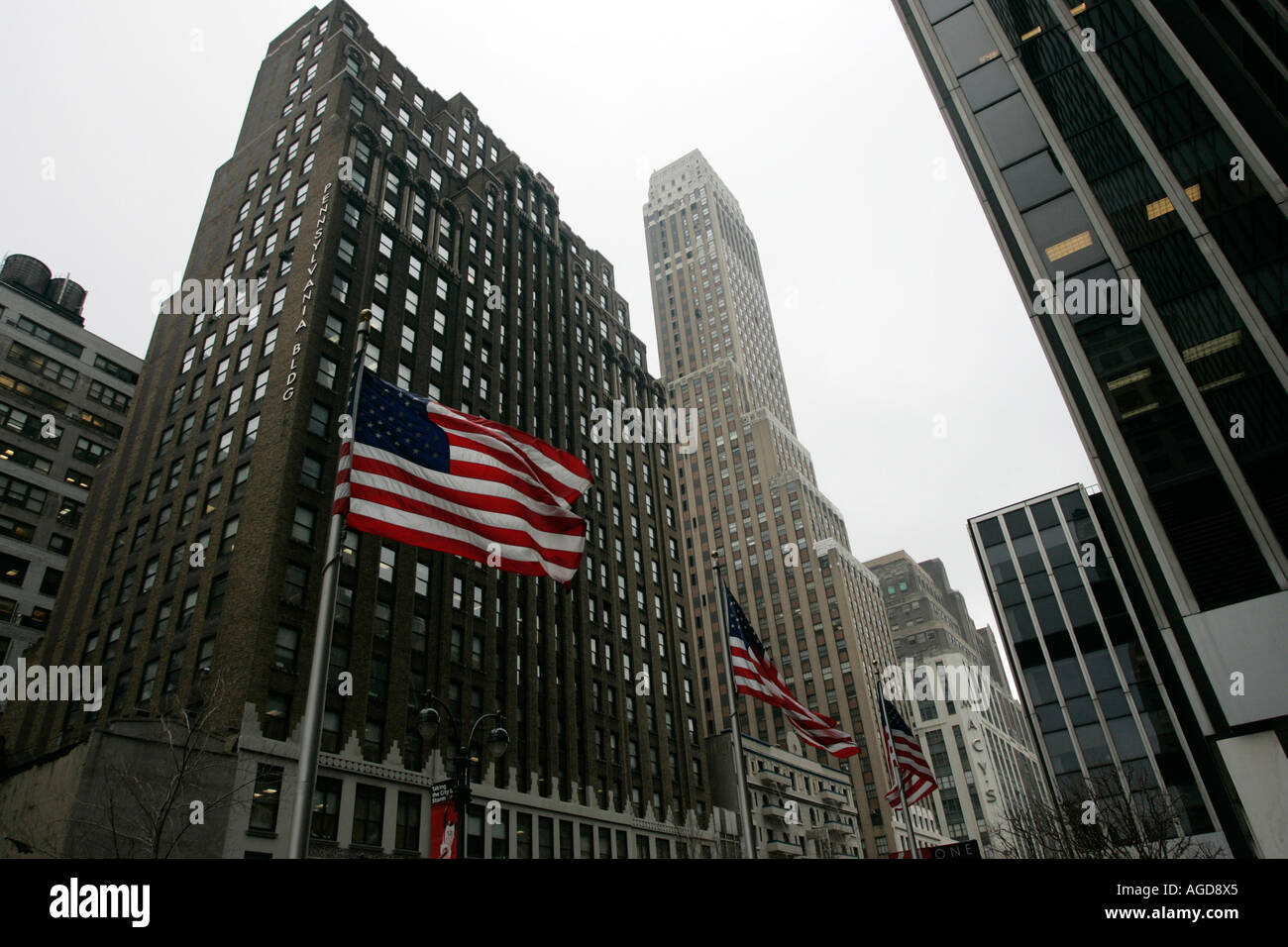 Blick auf Pennsylvania bldg Nelson Tower und US-Fahnen an der 34th Street aus 1 Penn Plaza New York City New York USA Stockfoto