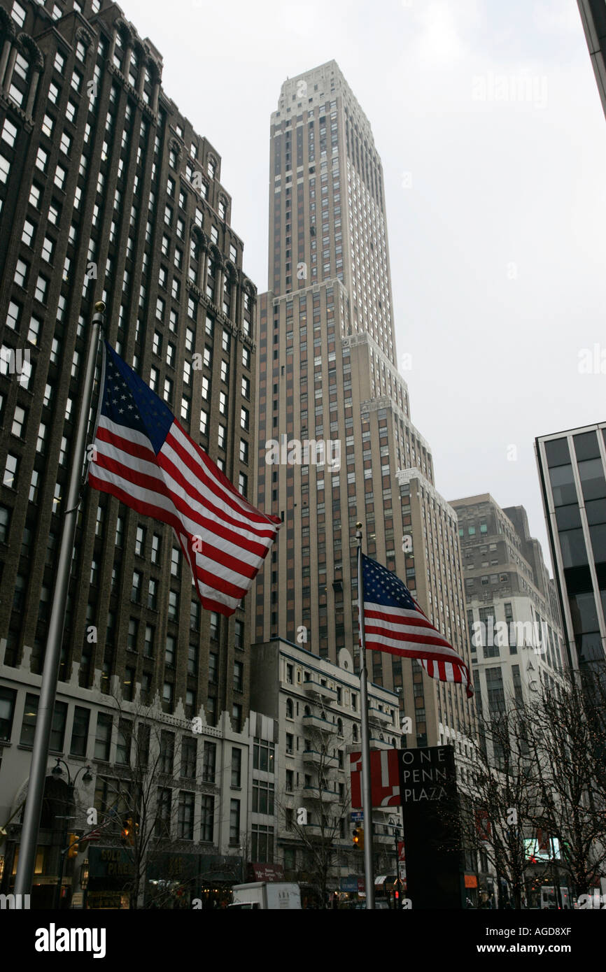 Blick auf Pennsylvania bldg Nelson Tower und US-Fahnen an der 34th Street aus 1 Penn Plaza New York City New York USA Stockfoto