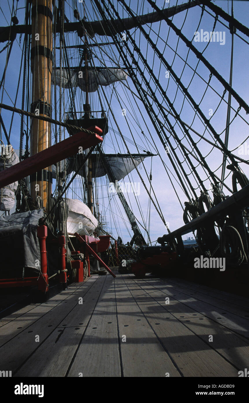 Das Deck auf der Backbordseite des australischen Replikats von James Cooks Bark Endeavour Stockfoto