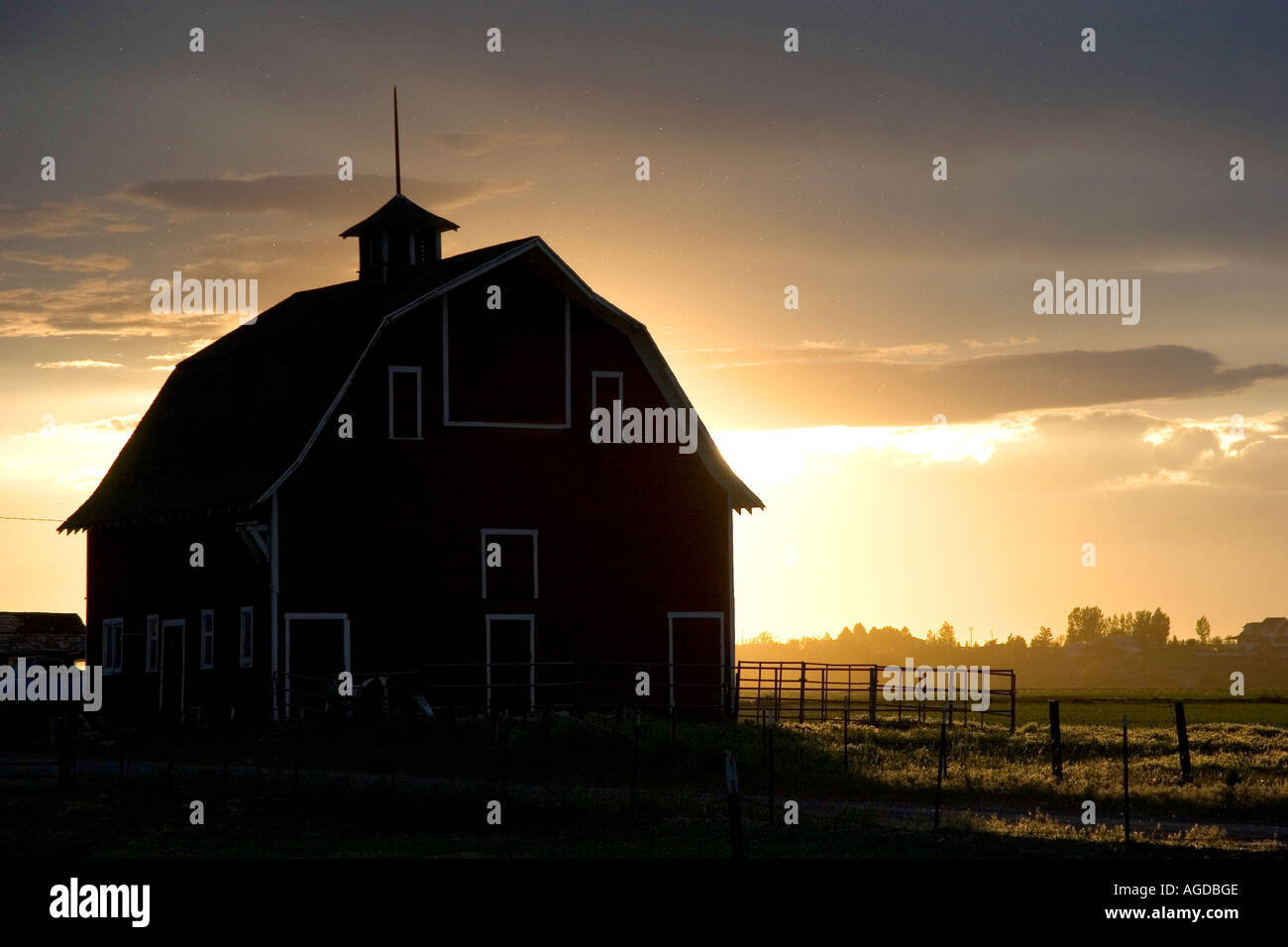 Scheune bei Sonnenuntergang in der Nähe von Burley, Idaho. Stockfoto