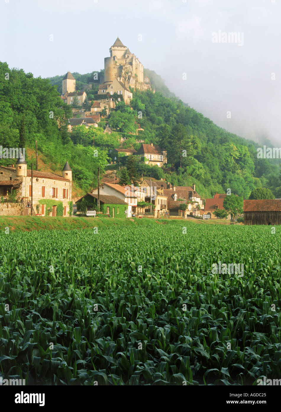 Schloss Naud über Feldern von Mais in Dordogne Frankreich Stockfoto