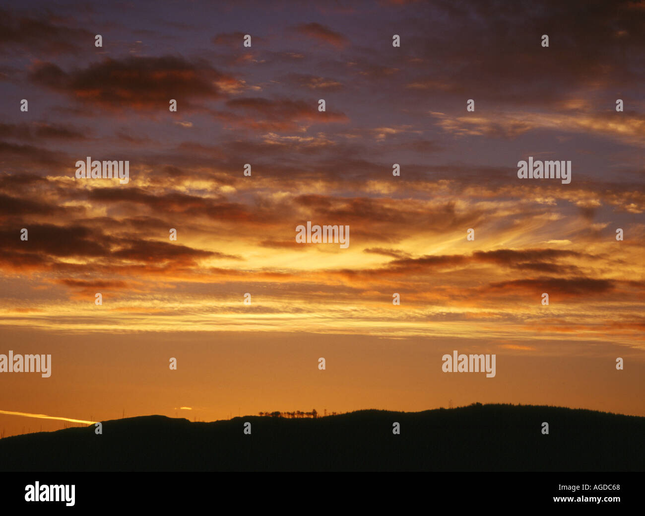 Dh Kilmartin valley KILMARTIN ARGYLL Sunset pink orange graue Wolken orange sky Hügeln malerische Nacht Landschaft uk Stockfoto