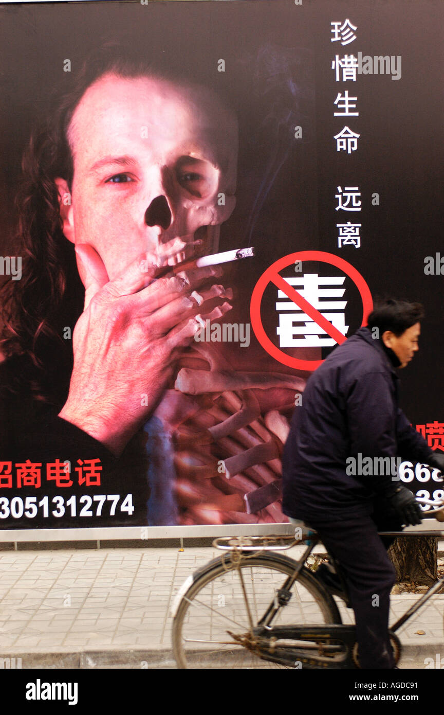 Eine Anti-Drogen-Plakatwand der Regierung auf einer Straße in Peking, China Stockfoto