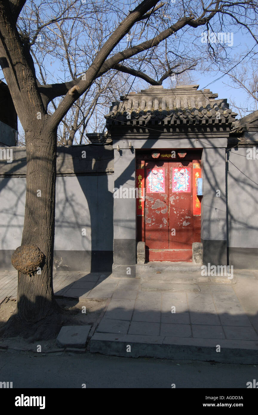 Die klassische Eingangsportal zu einem traditionellen Innenhof Haus in einem Beijing Hutong China Stockfoto