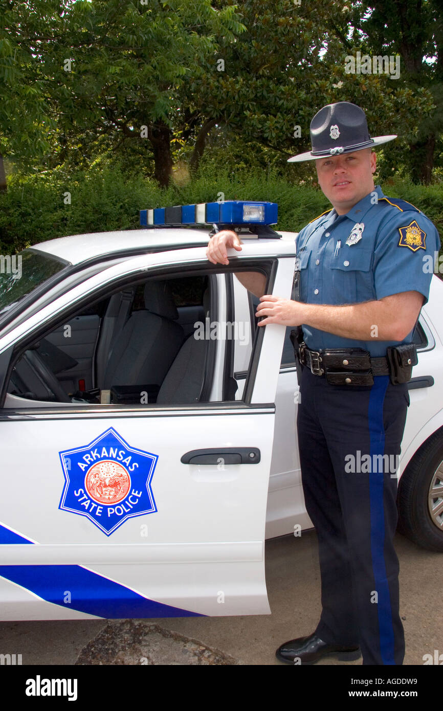 Arkansas State Police Trooper und Streifenwagen in Ozark, Arkansas. Stockfoto