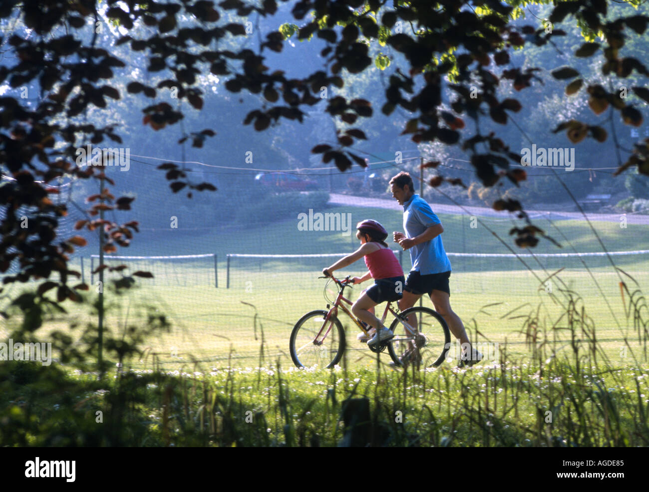 Vater seiner Tochter, mit dem Fahrrad Alexandra Park Hastings East Sussex UK Stockfoto