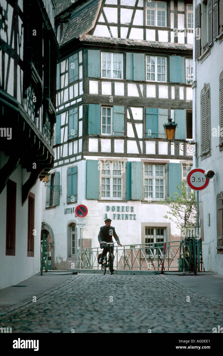 Frankreich-Straßburg-Alsace-Lorraine Mann Fahrrad halbe Fachwerkhaus Altbauten Stockfoto