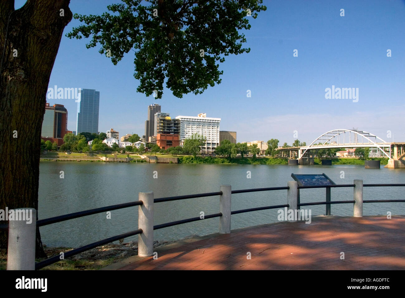 Flussfront Park entlang des Arkansas River in Little Rock, Arkansas. Stockfoto