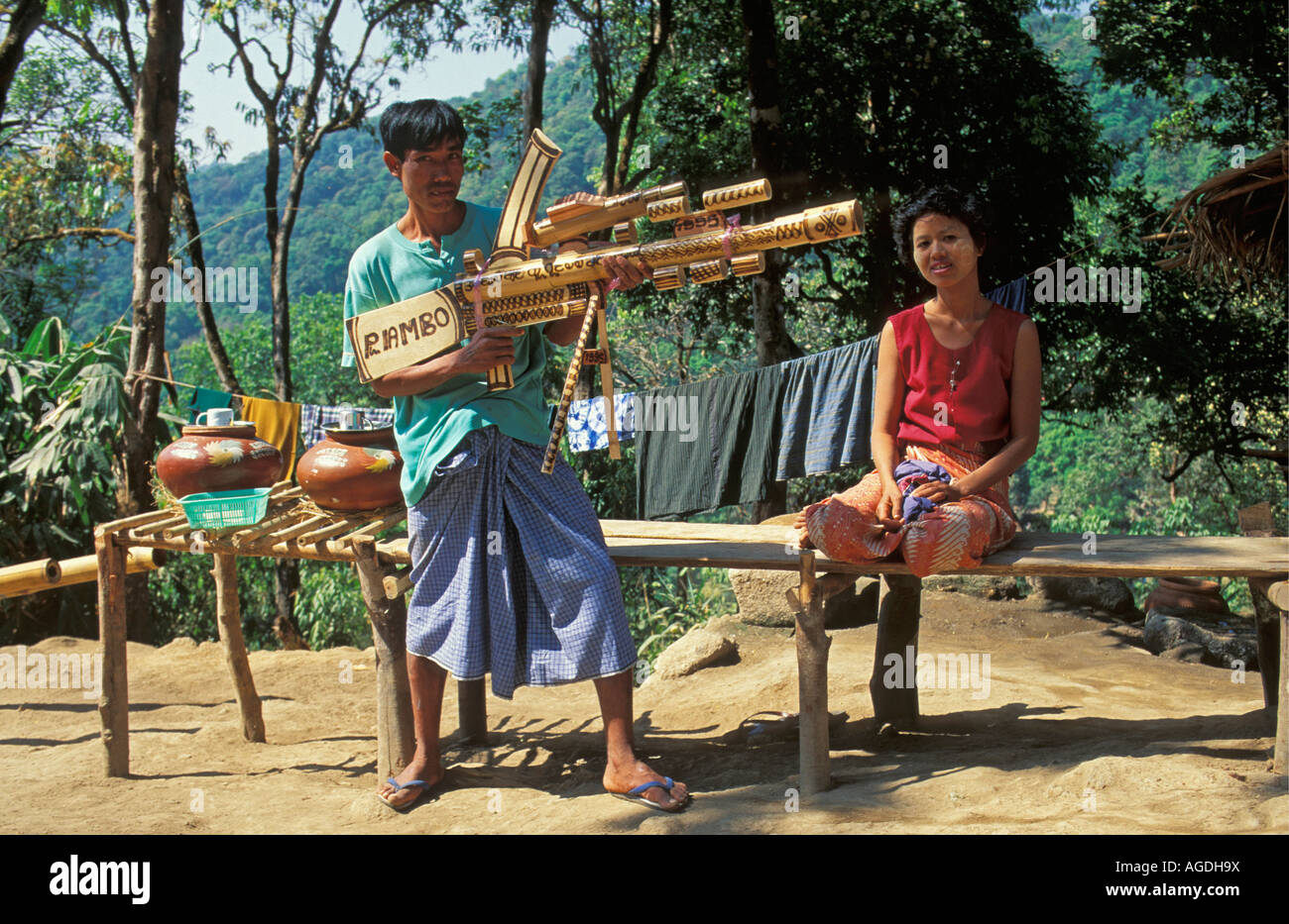 Myanmar, Kyaiktyo, Mann Betrieb Colt machte von Bambus Stockfoto