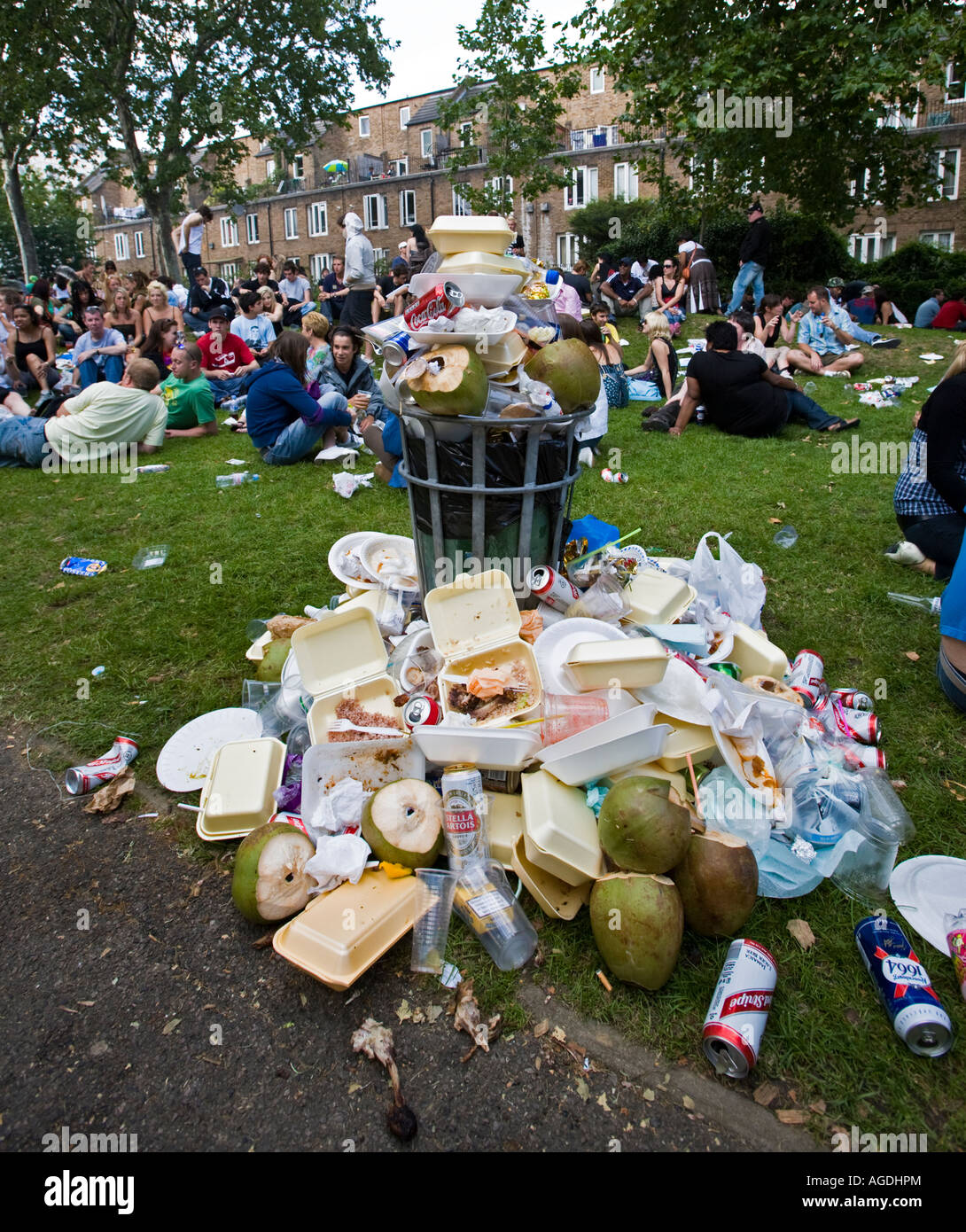 Eine überlaufende Abfalleimer an den 2007 Notting Hill Carnival Stockfoto