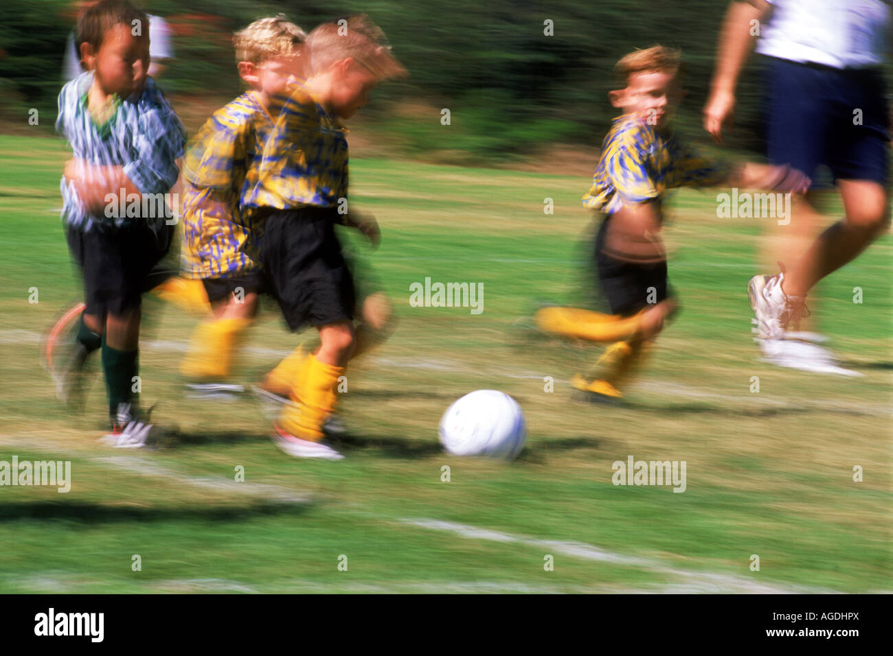 Jungs in Kalifornien Stadtpark Fußball spielen Stockfoto