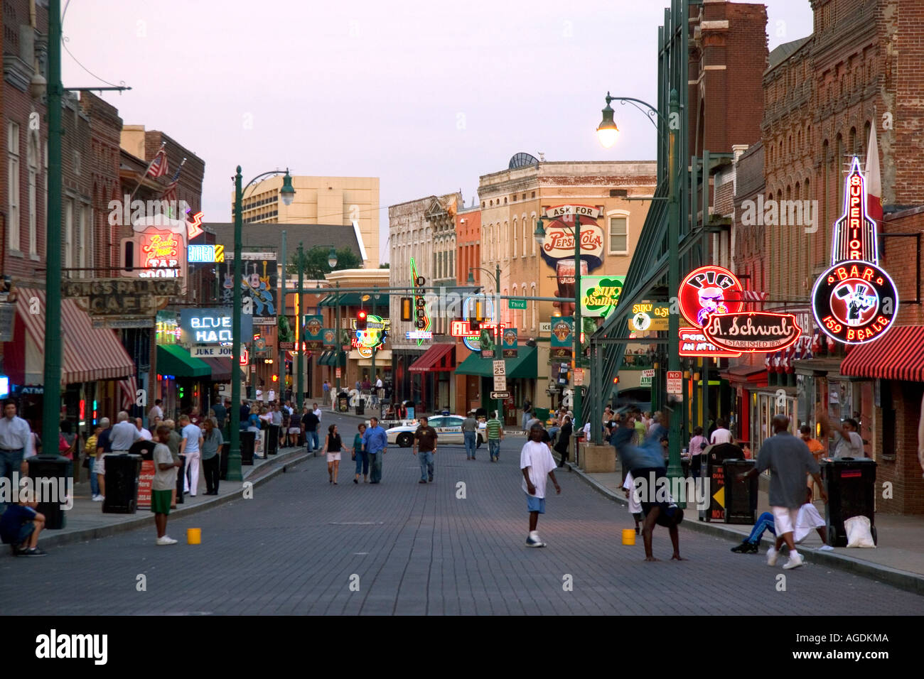 Blues-Clubs und Neon Schilder auf der Beale Street in Memphis, Tennessee. Stockfoto