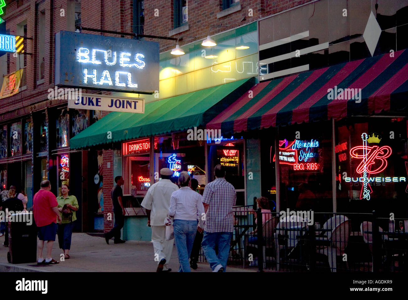 Blues-Clubs und Neon Schilder auf der Beale Street in Memphis, Tennessee. Stockfoto