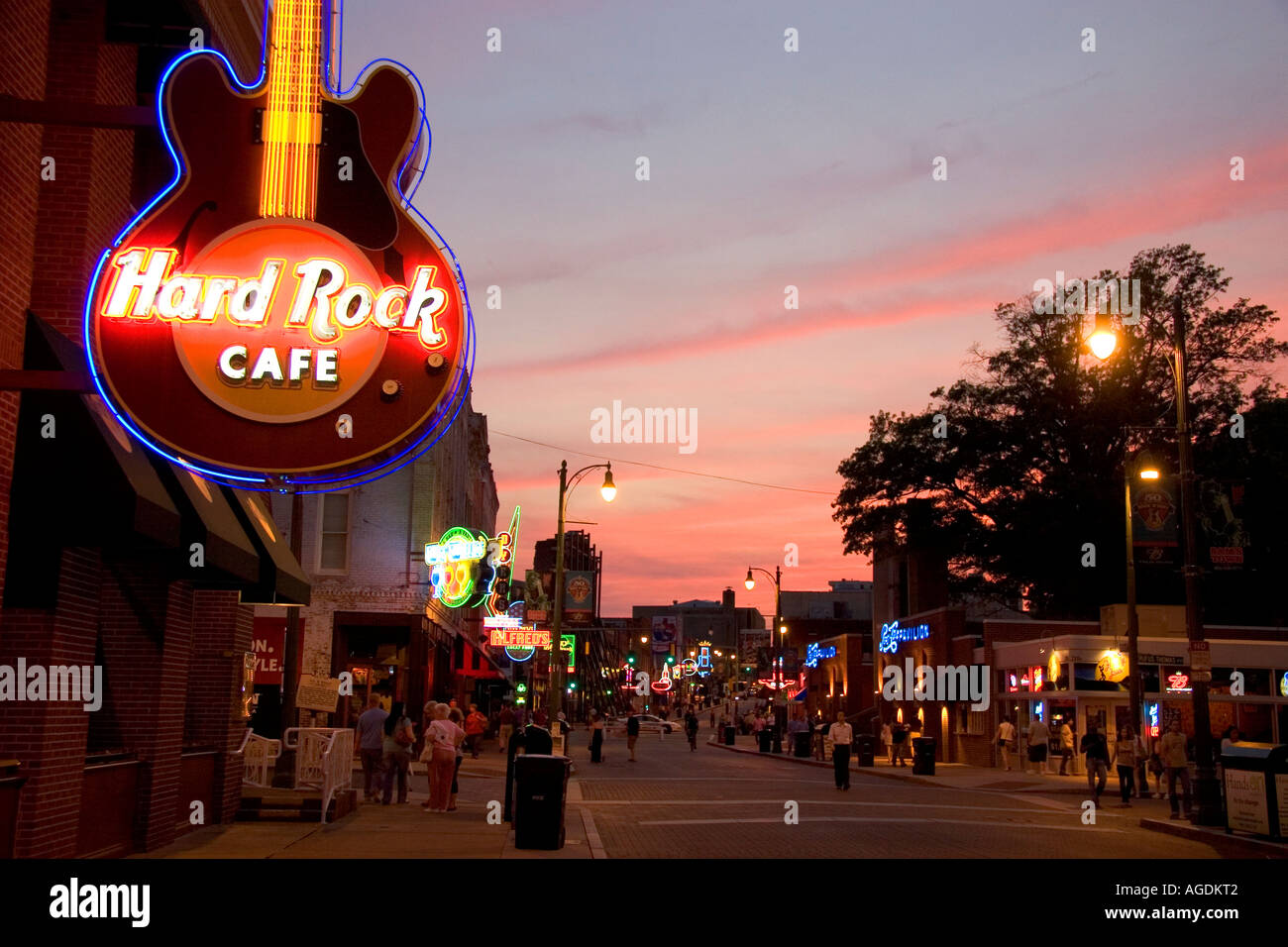 Die Hard Rock Cafe-Leuchtreklame auf der Beale Street in Memphis, Tennessee. Stockfoto