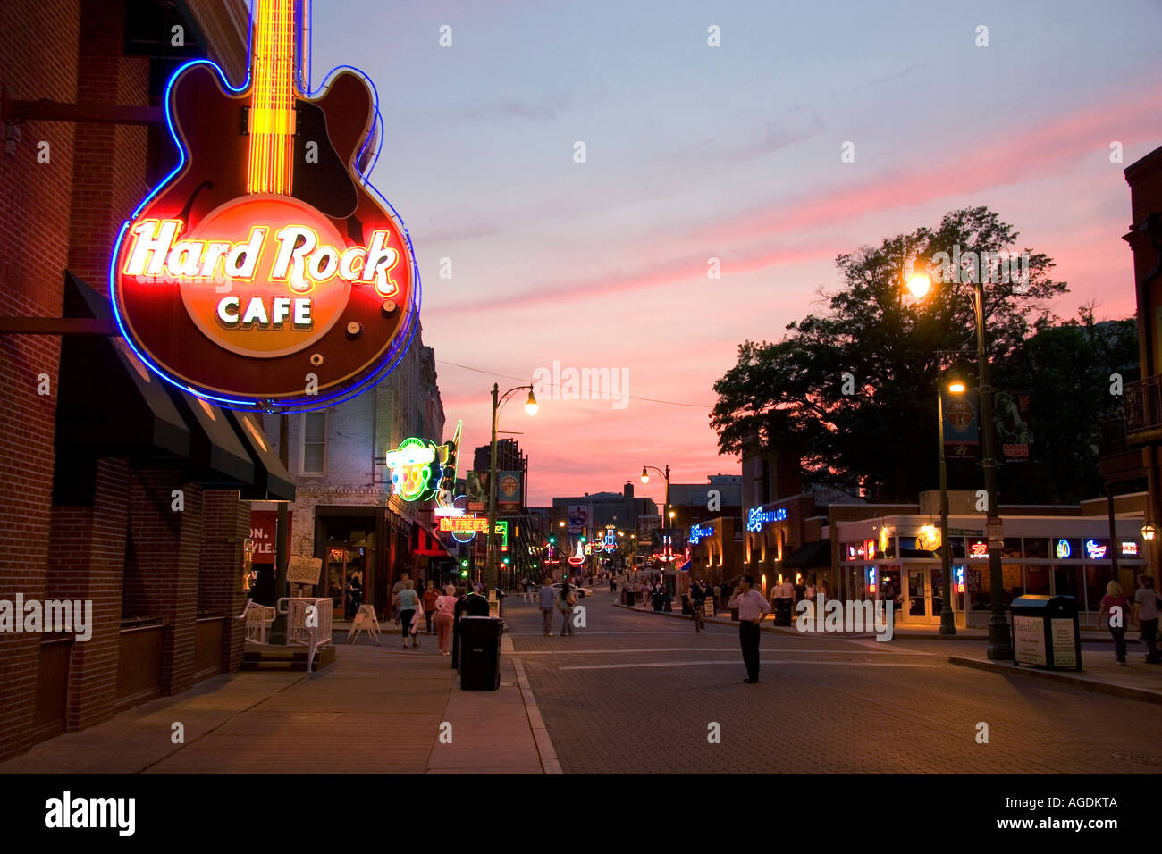 Die Hard Rock Cafe-Leuchtreklame auf der Beale Street in Memphis, Tennessee. Stockfoto