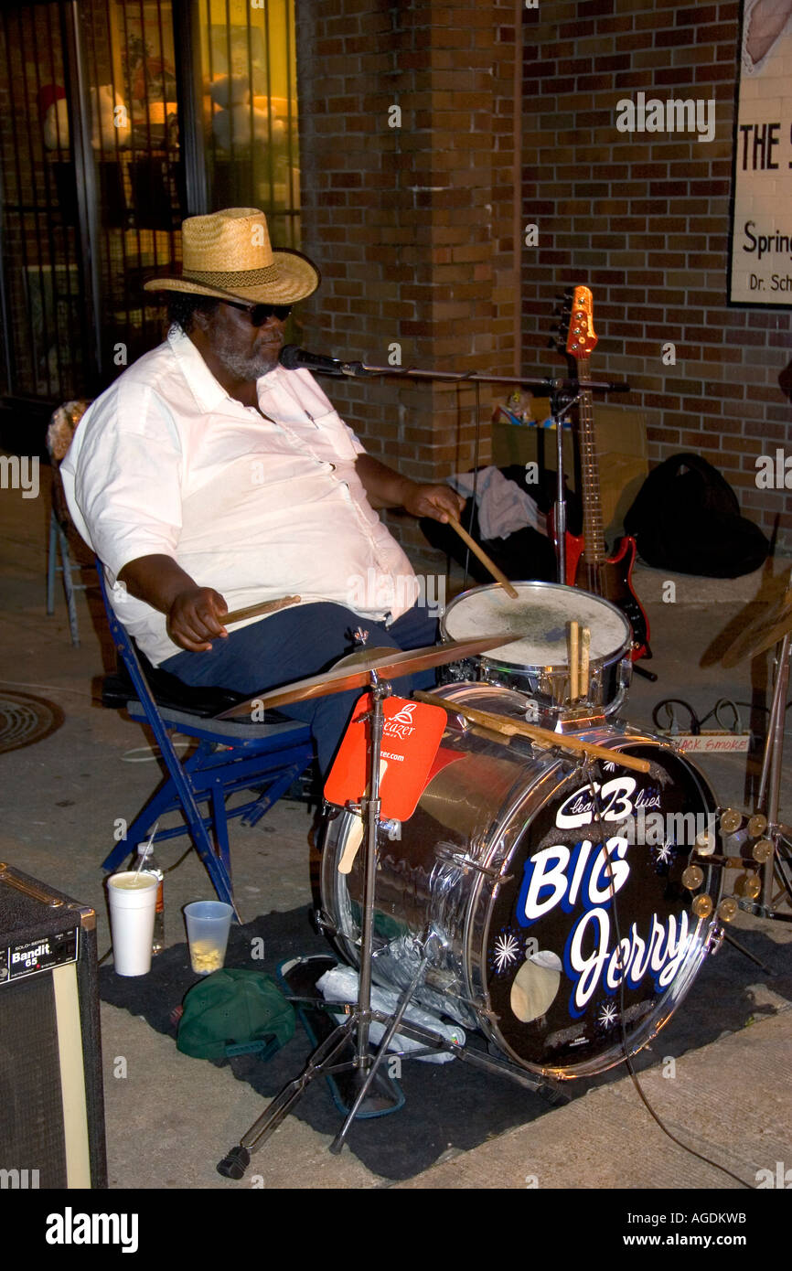 Ein Musiker das Schlagzeug auf der Beale Street in Memphis, Tennessee. Stockfoto