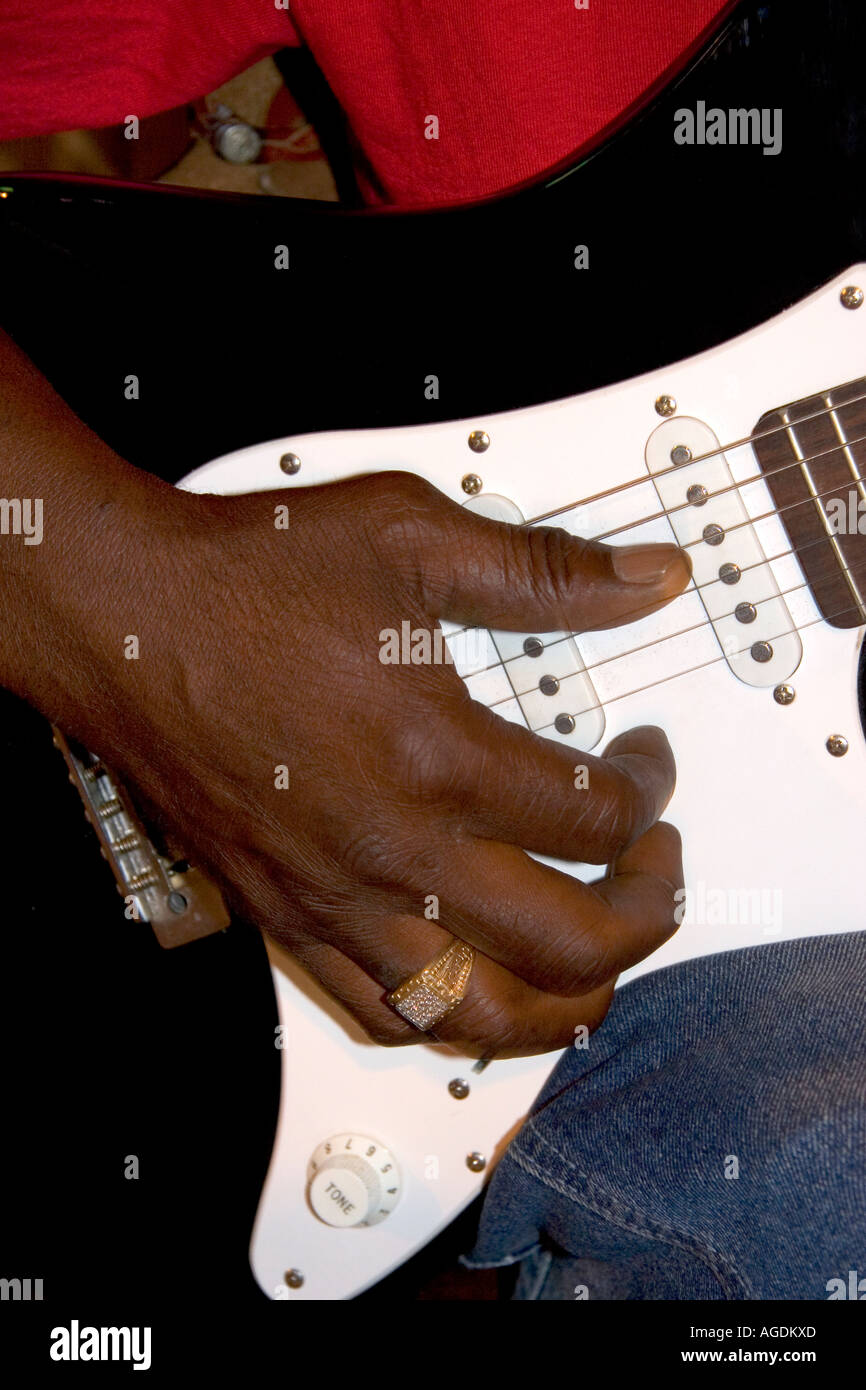 Ein Musiker spielt eine e-Gitarre auf der Beale Street in Memphis, Tennessee. Stockfoto