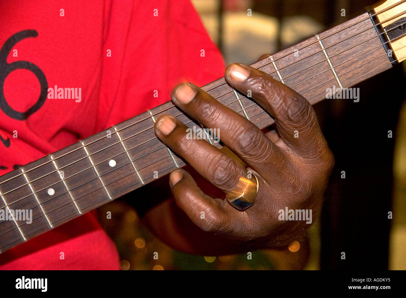 Ein Musiker spielt eine e-Gitarre auf der Beale Street in Memphis, Tennessee. Stockfoto