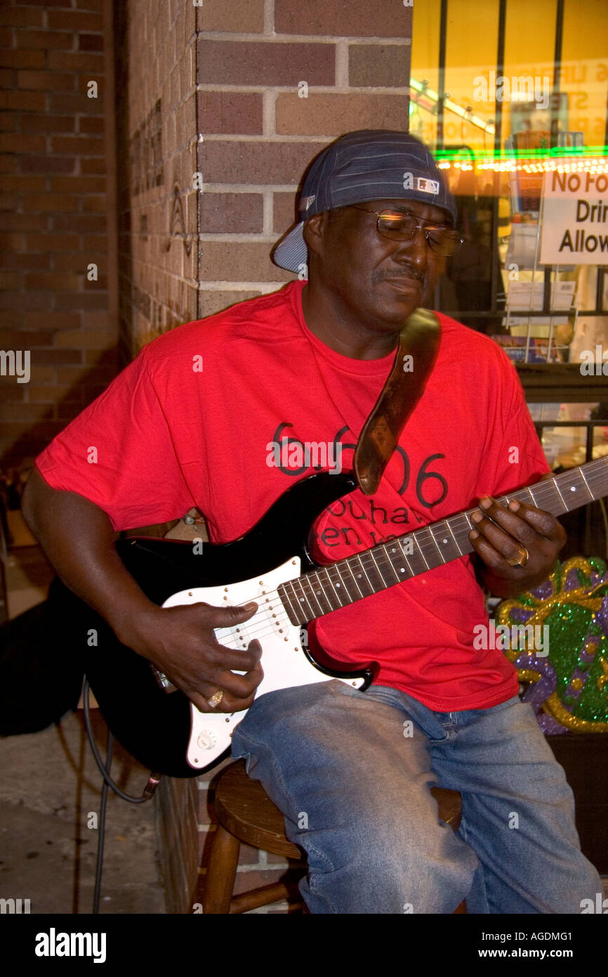 Ein Musiker spielt eine e-Gitarre auf der Beale Street in Memphis, Tennessee. Stockfoto