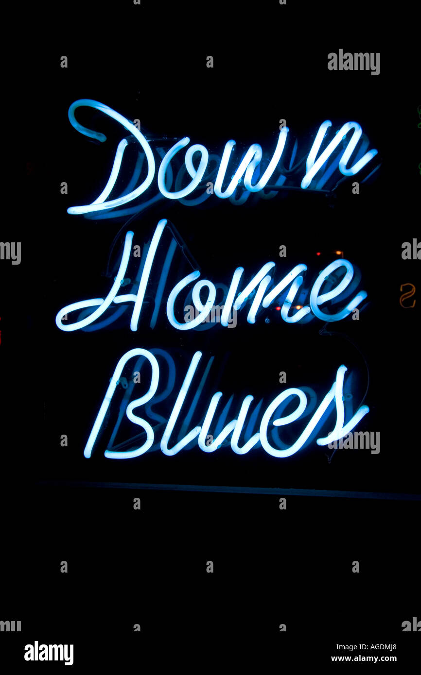 Eine Leuchtreklame liest Down Home Blues auf der Beale Street in Memphis, Tennessee. Stockfoto
