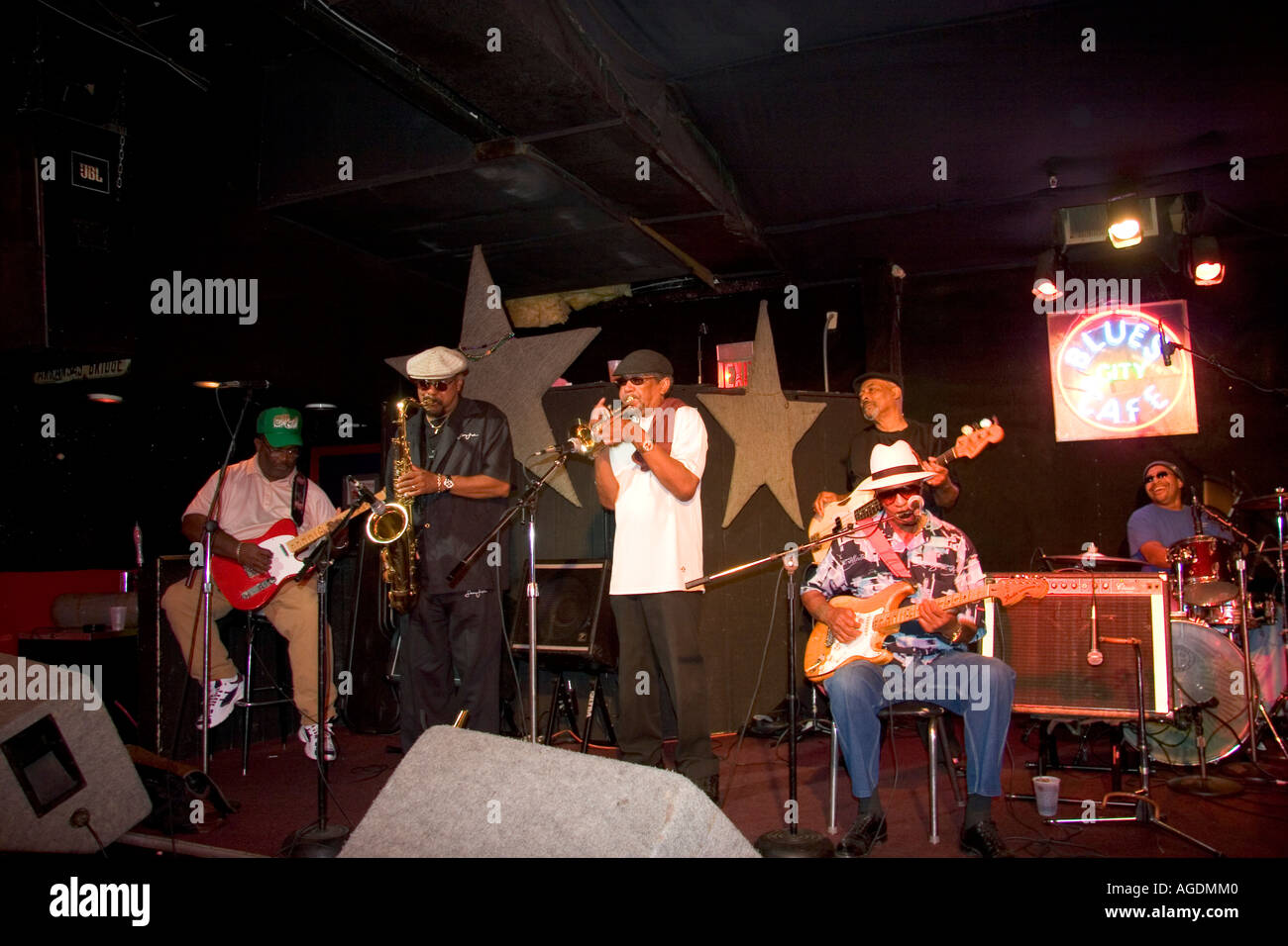 Eine Bluesband in einem Club auf der Beale Street in Memphis, Tennessee. Stockfoto