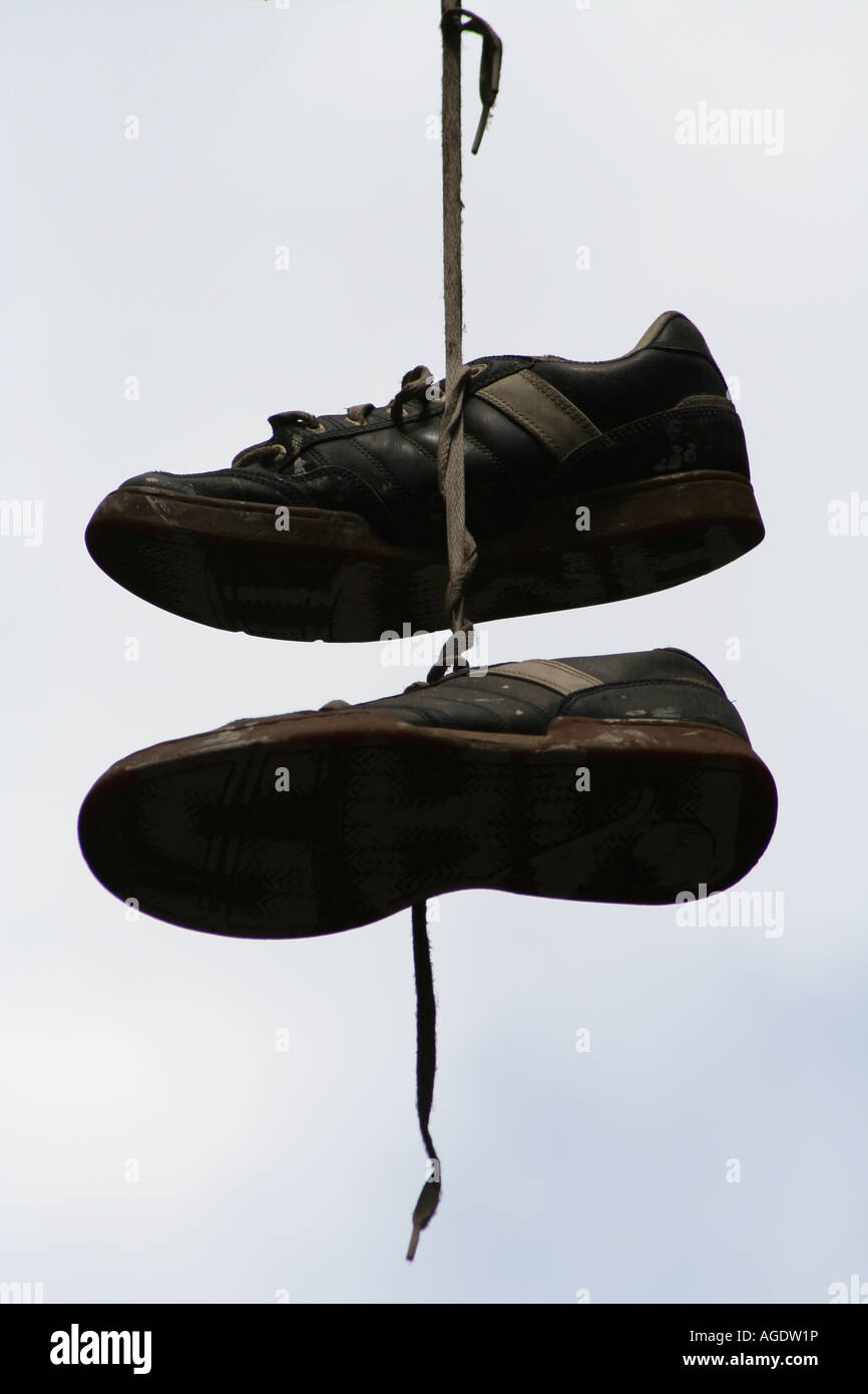 Schuhe in den Himmel gehängt Stockfoto