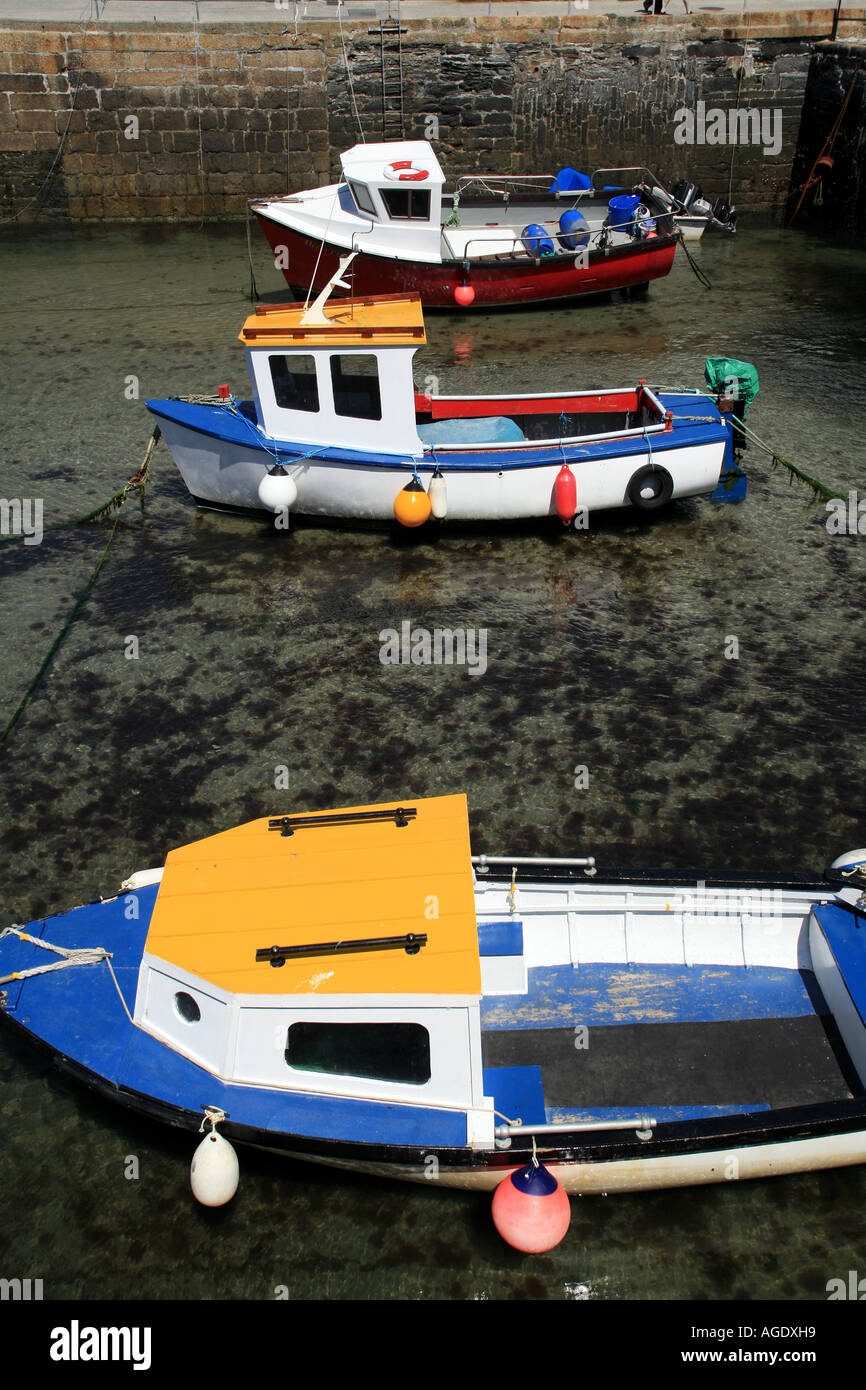 Bunte Fischerboote in Portreath Hafen Cornwall UK Stockfoto