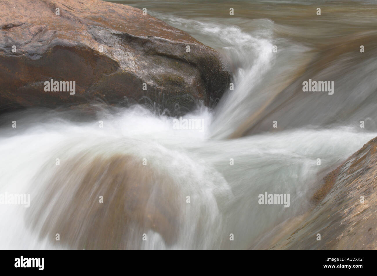 Wasser über die Felsen in den felsigen Broad River in Chimney Rock NC Kaskadierung Stockfoto