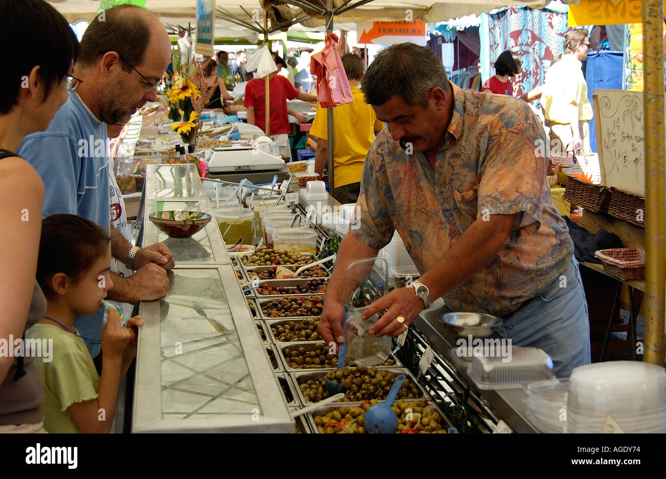 Markt-Händler mit Oliven zum Verkauf Vendays - Montalivet Medoc Frankreich Stockfoto