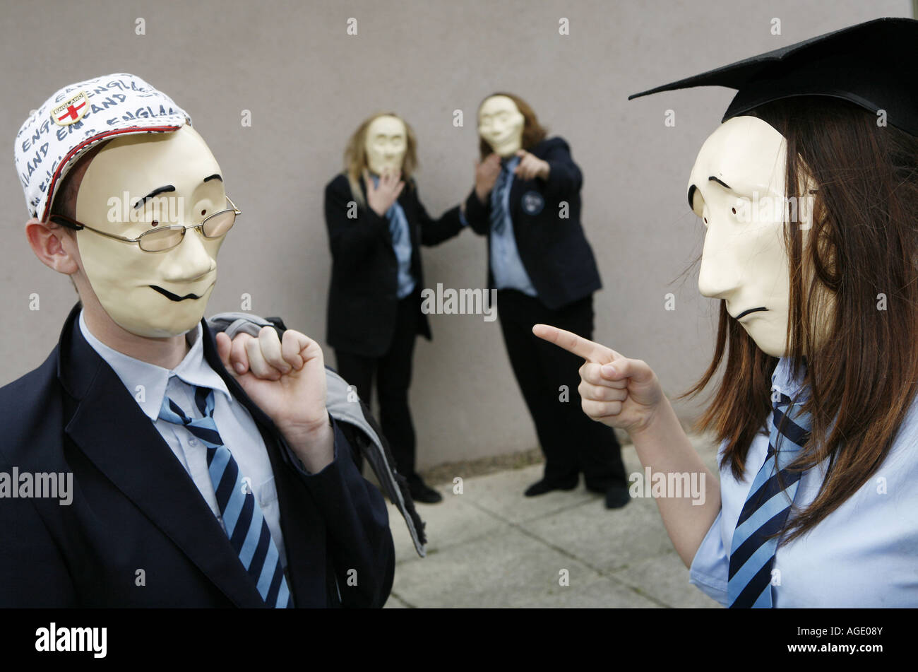 Schauspielstudierenden ausleben ein Theaterstück mit Gesichtsmasken Stockfoto
