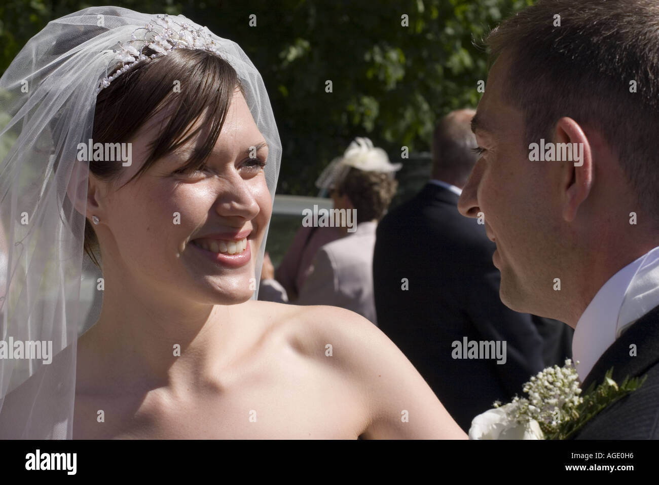 Kopf & Schulter offenen Schuß von Braut und Bräutigam außerhalb an sonnigen Nachmittag. Stockfoto