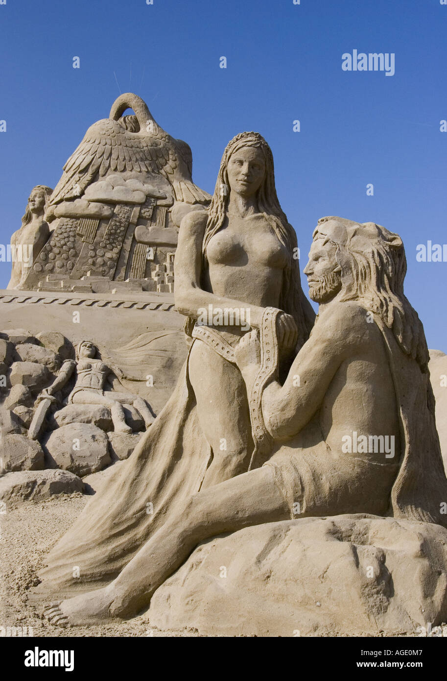 Sandskulpturen der Himmelsgott Zeus mit einer seiner vielen Liebhaber, angezeigt bei Great Yarmouth. Stockfoto