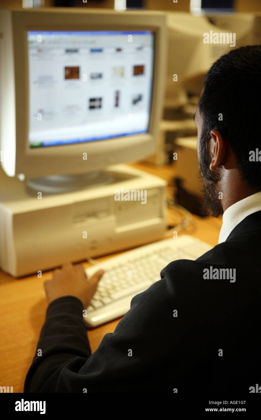 Asiatische Studentin an einem Computer arbeiten Stockfoto