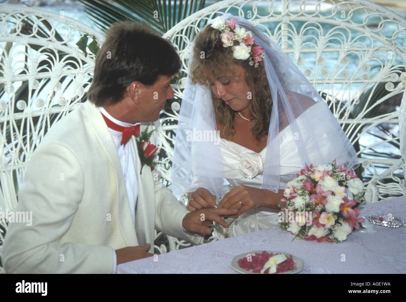 Christliche Jungvermählte bei ihrer Trauung auf der Insel Mahe auf den Seychellen Stockfoto