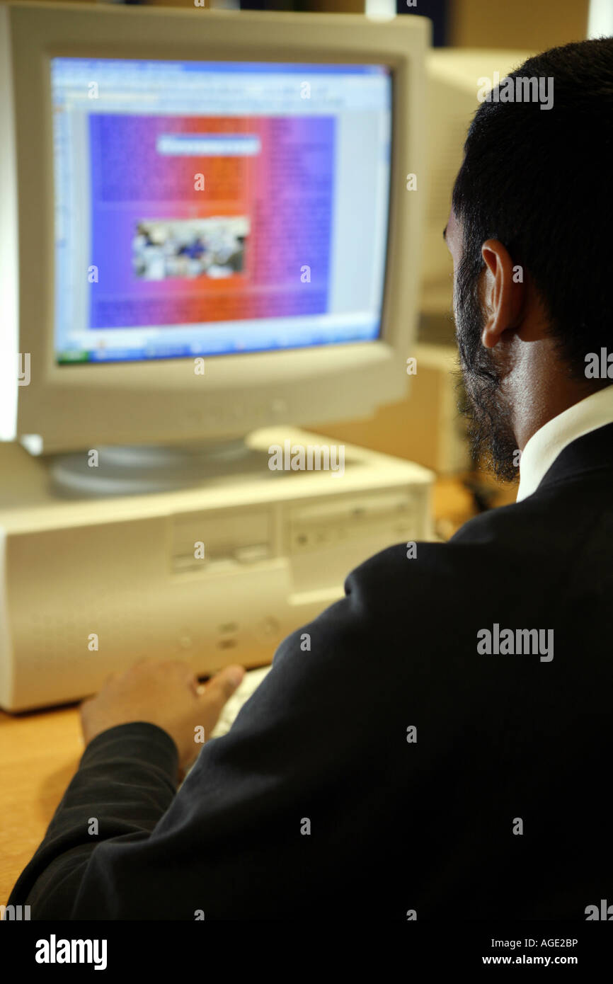 Asiatische Studentin an einem Computer arbeiten Stockfoto