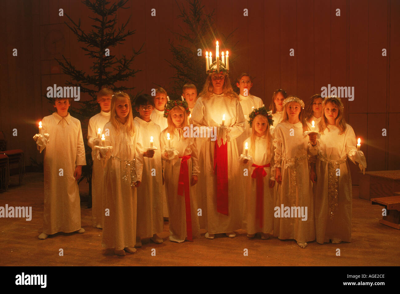 Chor der Kinder mit Kerzen auf Saint Lucia Tag in Schweden Stockfoto