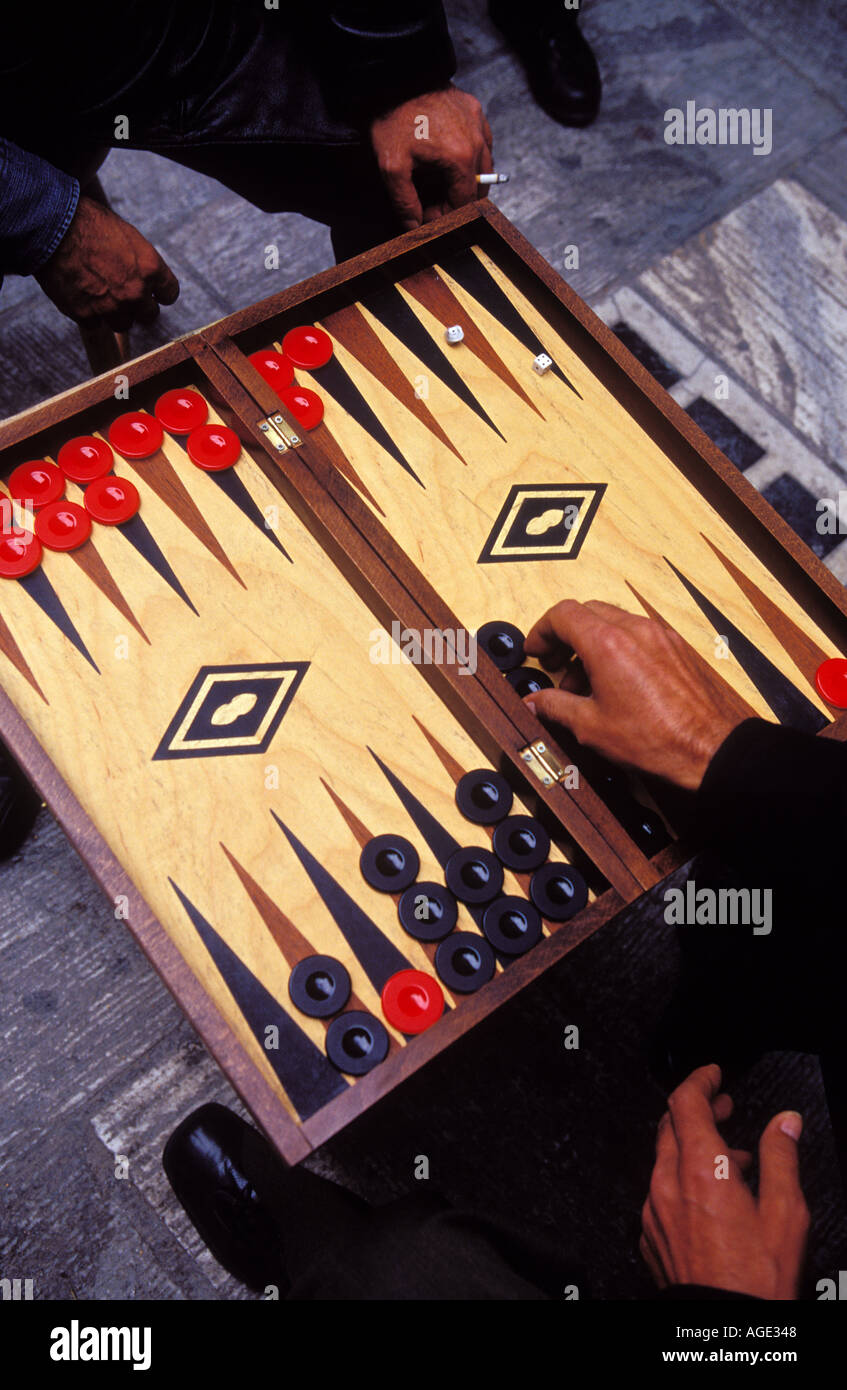 Griechenland Athen zwei Personen spielen backgammon Stockfotografie Alamy