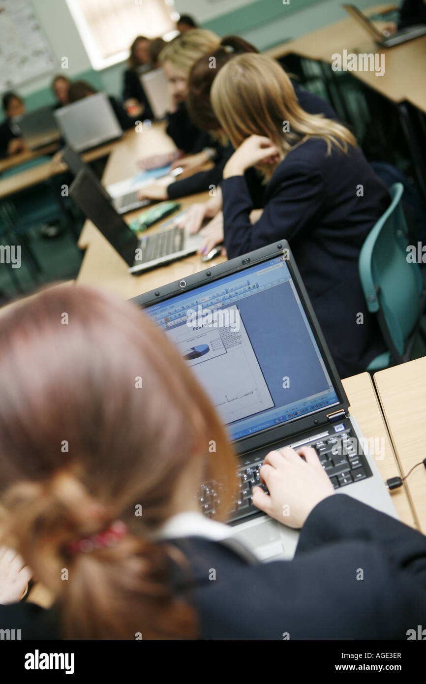 Schülerinnen und Schüler in einer Schulklasse auf einem Rechner arbeiten Stockfoto