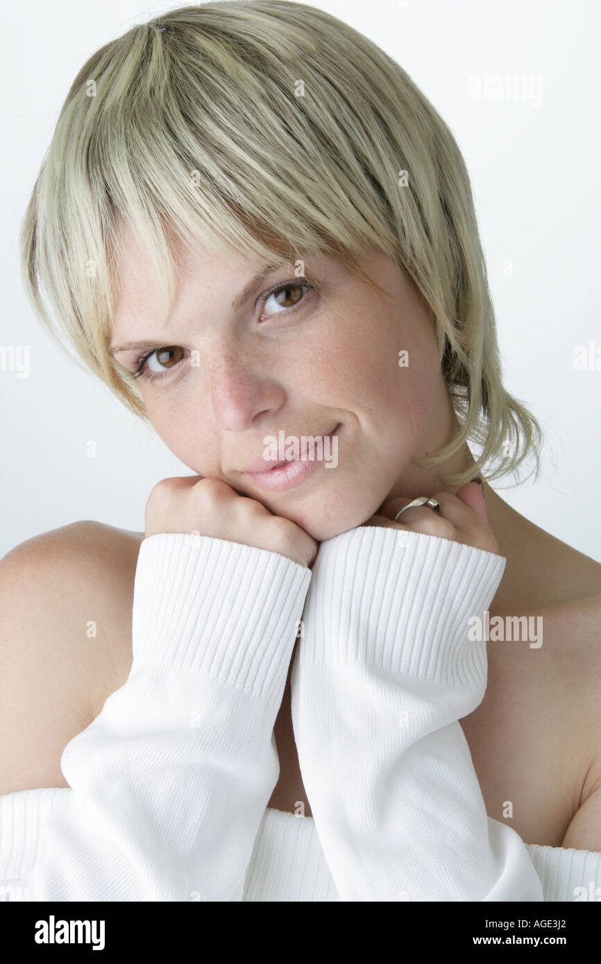 Porträt eines Blonde kaukasische Mädchen in einen weißen Pullover Stockfoto