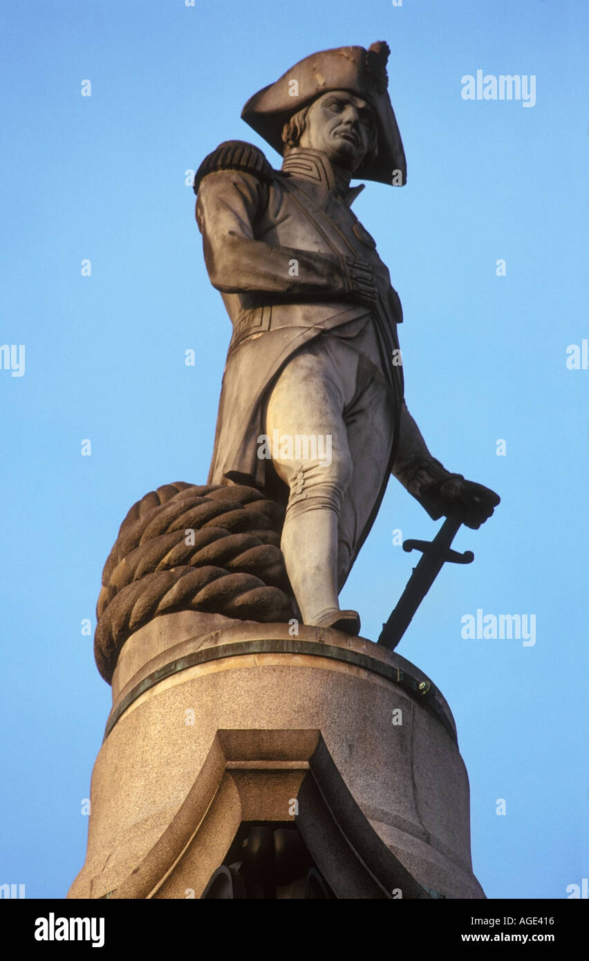 Nelsons Column Trafalgar Sqaure, London. Nahaufnahme. Niedriger Blickpunkt Stockfoto